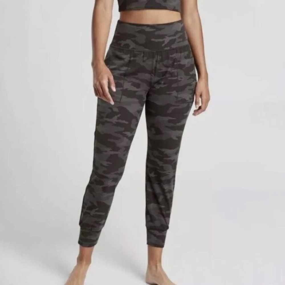 Athleta Salutation Jogger Camo,
Black‎ Grey SIZE S